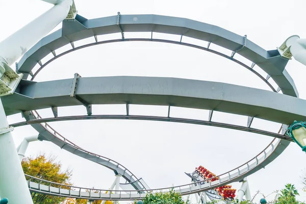 Osaka, Japonia - LIS 2016 21: Roller coaster w Universal Studios — Zdjęcie stockowe