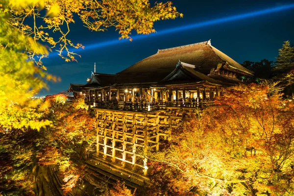 Осенняя ночь загорается в храме Киёмидзу-Дера и в большой вере — стоковое фото