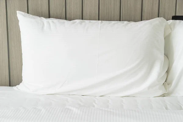 Almohada blanca en la decoración de la cama en el dormitorio — Foto de Stock