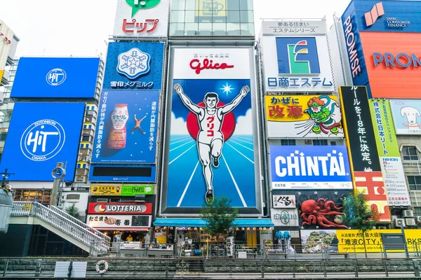 OSAKA, JAPÃO - NOV 19 2016: Grupo de pessoas caminhando para compras — Fotografia de Stock