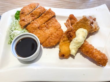 Çıtır çıtır kızarmış domuz, karides, tavuk - tonkatsu 