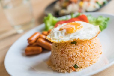 sosis ve kızarmış yumurta ile kızarmış pilav