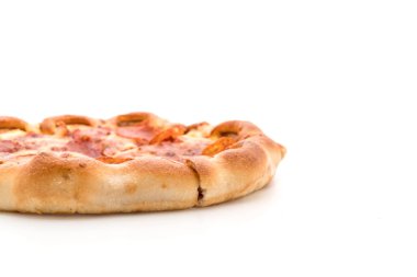 Beyaz zemin üzerine ev yapımı biberli Pizza 