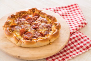 Ev yapımı biberli Pizza ahşap plaka üzerinde