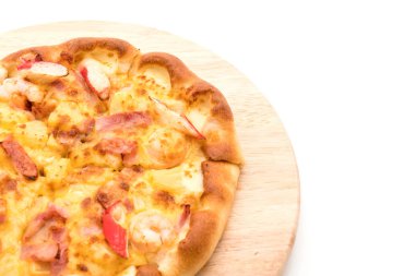 Beyaz arka plan üzerinde izole pizza hawaiian deniz ürünleri 