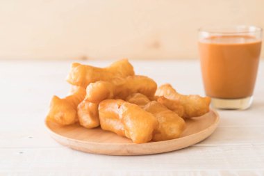 derin yağda kızartılmış hamur sopa ile süt çay