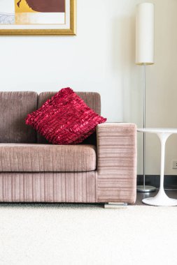 Oturma odasında kanepe dekorasyon güzel yastık 