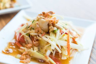 Satled yumurta ile Tay tarzında Papaya salatası