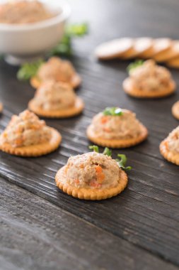 ton balıklı kraker ile yayıldı