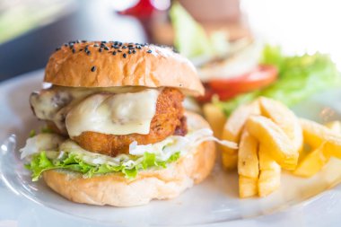 kızarmış tavuk burger peynirli