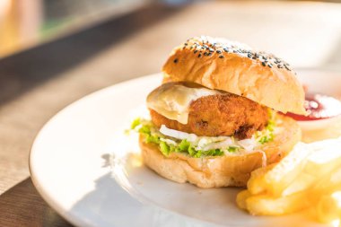 kızarmış tavuk burger peynirli