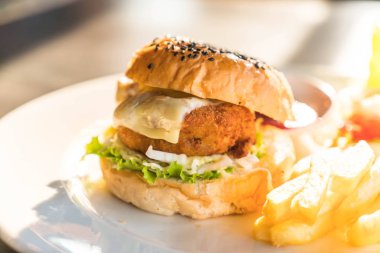 kızarmış tavuk burger peynirli