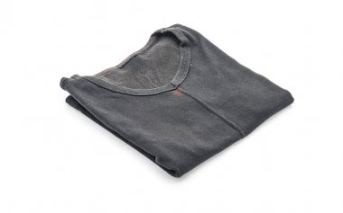 siyah t-shirt üzerine beyaz katlanmış