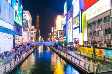 Osaka, Japonya - 19 Kasım 2016: Bir grup insan shopp için yürüyüş