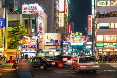 Osaka, Japonya - 19 Kasım 2016: Bir grup insan shopp için yürüyüş