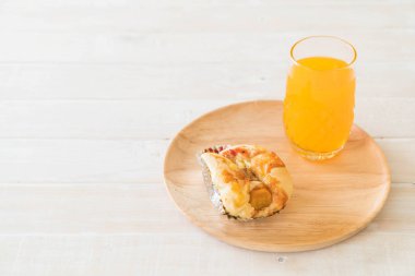 sosis mayonez ekmek ile portakal suyu