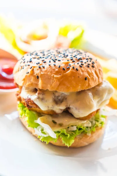 Smażony kurczak burger z serem — Zdjęcie stockowe