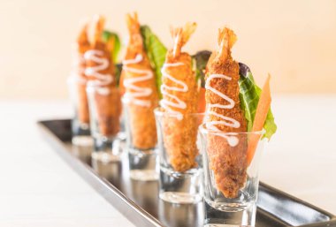  ahşap üzerine meyilli kızarmış karides