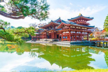 Güzel mimari Byodo içinde Kyoto tapınakta.