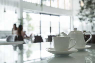 Çay fincanı masanın üstünde.
