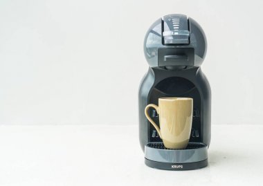 çaydanlık ve bardak duvar arka plan üzerinde