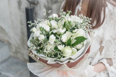 Çiçek buketi holding eller