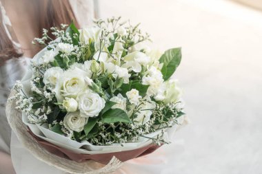 Çiçek buketi holding eller