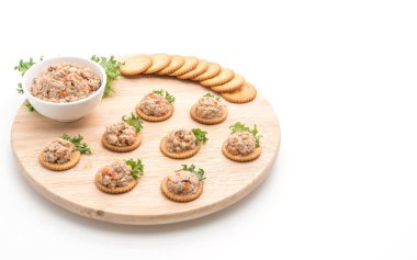 ton balıklı salata kraker ile