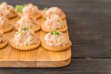 ton balıklı kraker ile yayıldı