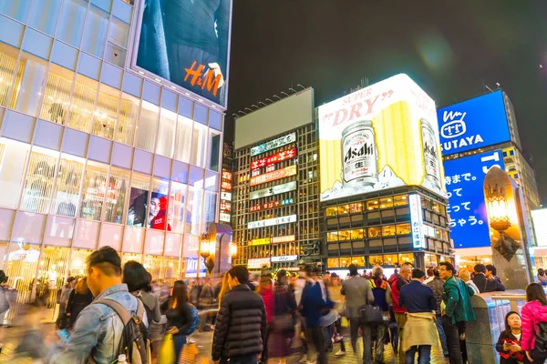 日本大阪-2016 年 11 月 19 日： 一群人走到上床睡觉之前 — 图库照片