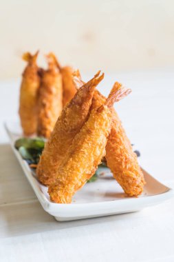  ahşap üzerine meyilli kızarmış karides