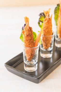  ahşap üzerine meyilli kızarmış karides