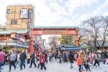Toyko, Japonya - 28 Kasım 2016: turist yürümek Nakamise Dori se üzerinde