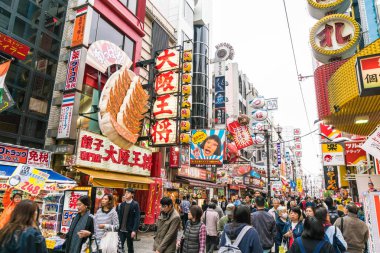 Osaka, Japonya - 19 Kasım 2016: Bir grup insan shopp için yürüyüş
