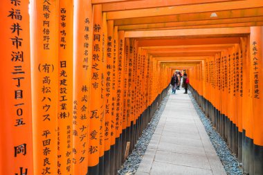 Kyoto - 24 Kasım 2016: Yakın ağ geçitleri Fushimi Inari Taisha Shr içinde