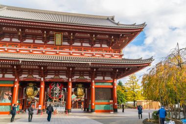 Güzel mimari Asakusa alanında çevresinde Sensoji Tapınağı'nda 