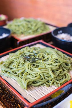 Tabak içinde Japon Cha Soba (yeşil çay Soba) 