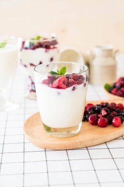 karışık meyveli Yoğurtlu