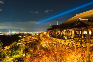 Sonbahar gece ışık saçtığını Kiyomizu-dera Tapınağı ve büyük vera