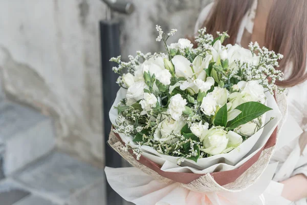 Çiçek buketi holding eller