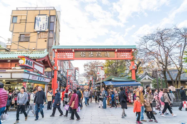 Toyko, Japonya - 28 Kasım 2016: turist yürümek Nakamise Dori se üzerinde