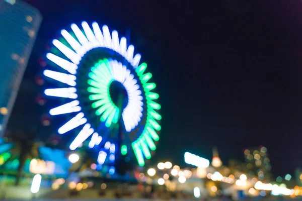 Wazig bokeh nacht harbor lights achtergrond met reuzenrad — Stockfoto