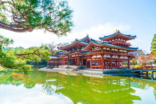 Güzel mimari Byodo içinde Kyoto tapınakta.