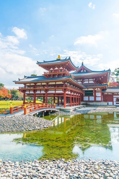 Güzel mimari Byodo içinde Kyoto tapınakta.