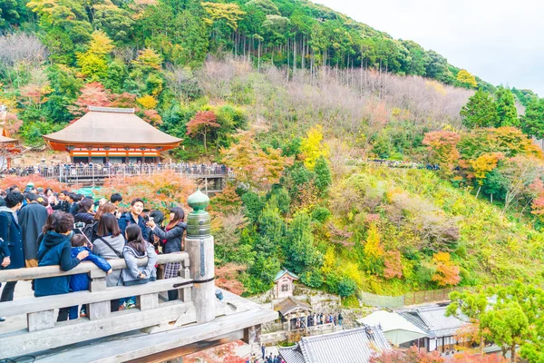 KYOTO, GIAPPONE - 24 novembre 2016: Turista al Tempio Kiyomizu-dera — Foto Stock