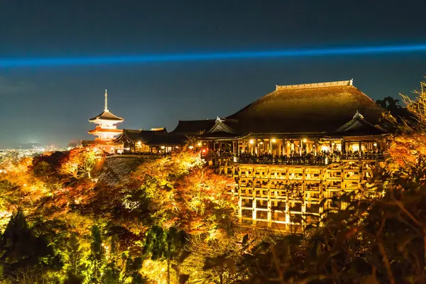 Sonbahar gece ışık saçtığını Kiyomizu-dera Tapınağı ve büyük vera — Stok fotoğraf