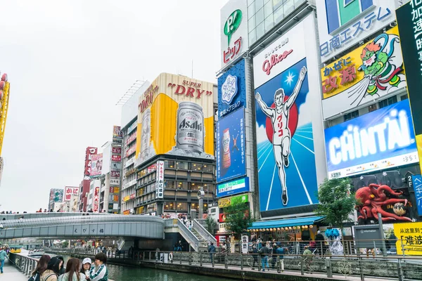 Osaka, japan - 19. nov 2016: gruppe von menschen, die zum einkaufen gehen — Stockfoto