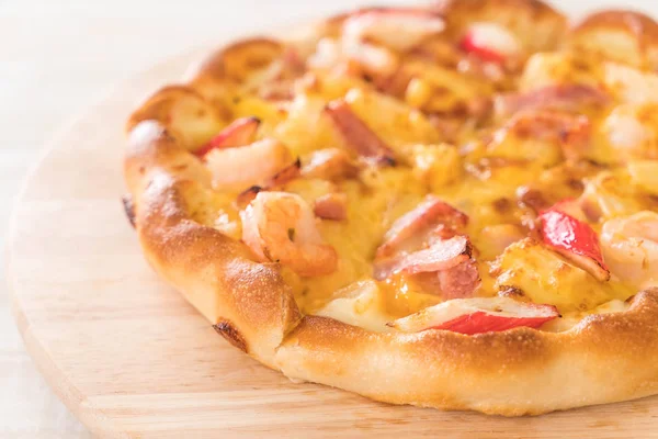 Ev yapımı hawaiian deniz ürünleri pizza