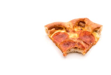 Beyaz zemin üzerine ev yapımı biberli Pizza 