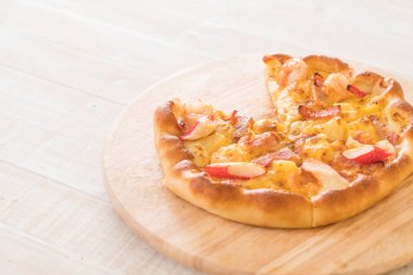 Ev yapımı hawaiian deniz ürünleri pizza